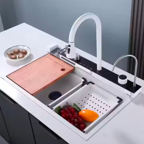 Lavello a cascata con display digitale multifunzionale